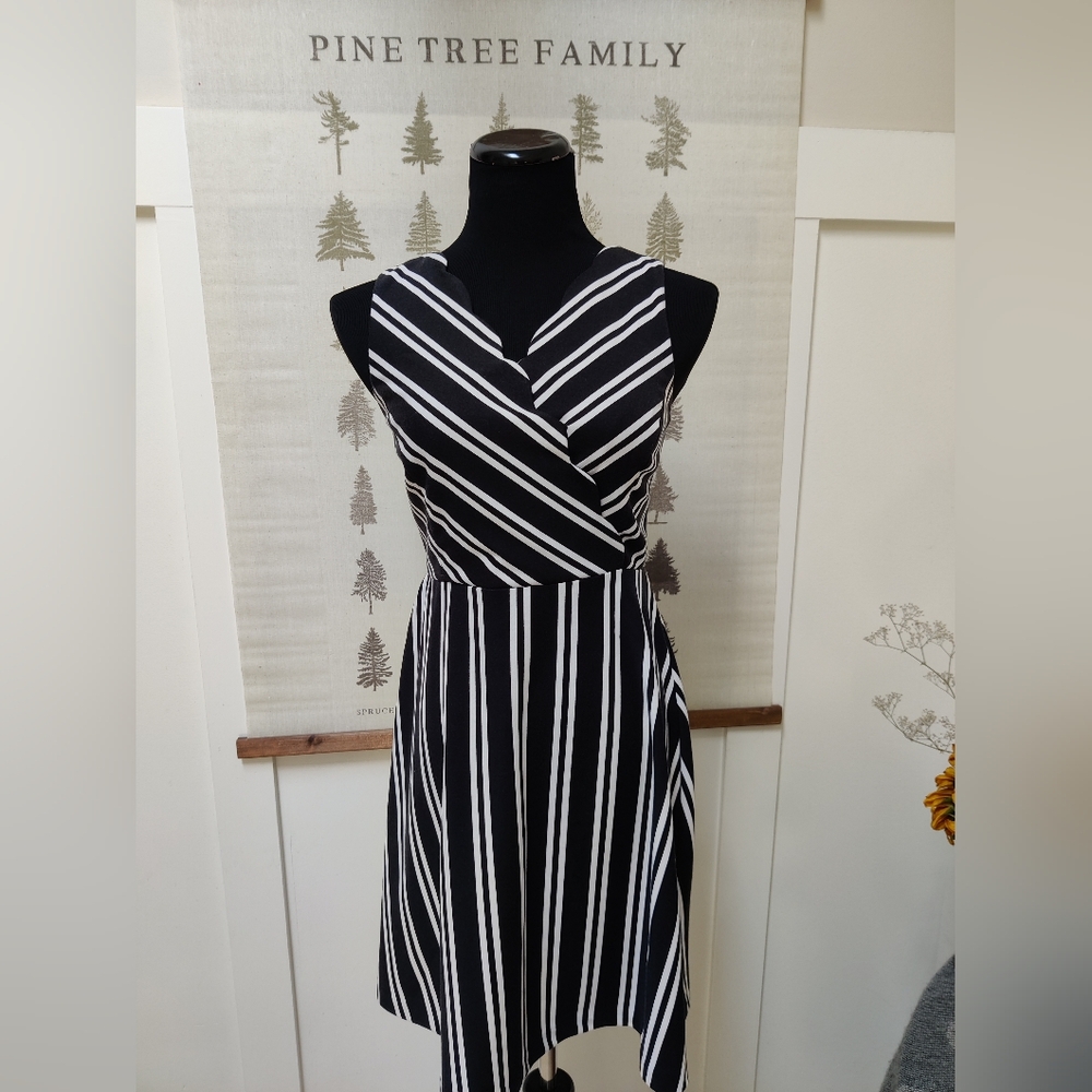 ELLE Black & White Striped Sleeveless Fit & Flare Dress – Size 2